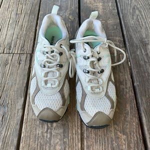 Women’s hiking sneakers